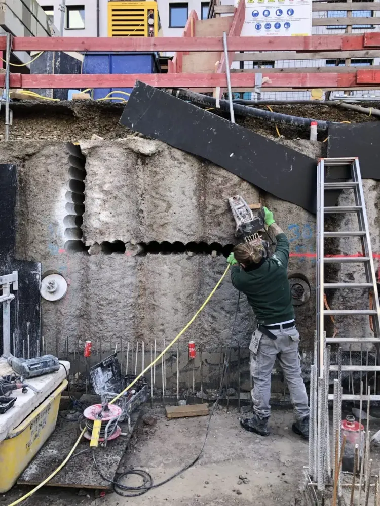 Öffnung in der Bohrpfahlwand