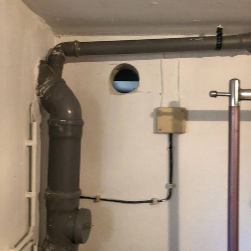 Kernbohrung in der Nähe für Sanitär- und Elektroinstallationen